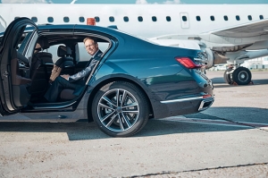 Honeymoon Airport Limousine Service in Toronto: 7 Tips for Choosing the Best One