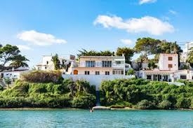 Cómo Encontrar Ofertas Irresistibles de Casas de Lujo en Menorca