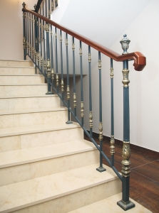 Combining Glass and Metal: The Perfect Blend for Elegant Staircases