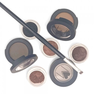 Wie du deine Augenbrauen natürlich formst – nur mit einem Brauenpinsel und Mineralpuder