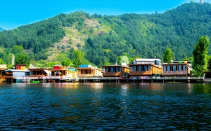 Best Houseboat Stays in Kashmir