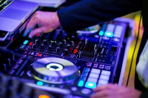 In Tune with the Beat: Your Guide to Finding Professional DJ Services Near You