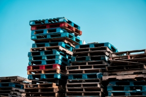 What is the Difference Between Wood and Plastic Pallets?