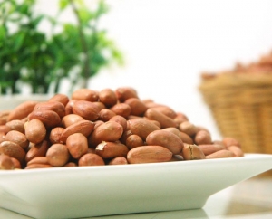 What are the benefits of eating peanuts every day