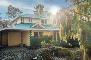 The Benefits of Staying in a Villa vs. a Hotel in Shimla