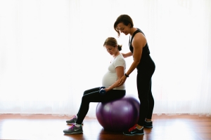 How do pregnancy fitness programs benefit expectant mothers?