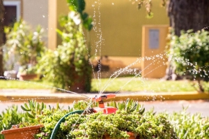 ¿Cómo mejoran los accesorios de las bombas de agua la eficiencia energética y reducen los costos?
