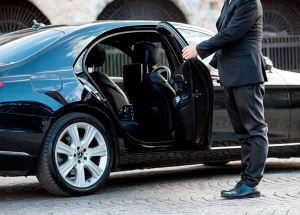 What Sets Luxury Car Service in Tampa Apart from Regular Car Rentals?