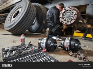 Roadside Assistance & Repair Services: Keeping Vehicles Moving in 2024