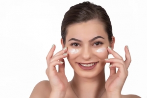 How Under Eye Creams Work and What Ingredients to Look For