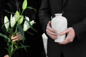 A Helping Hand Cremation Urns that Facilitate the Grief Therapy Through Remembrance