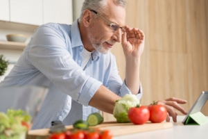 TOP 5 Reasons Elderly People Shy Away From Eating & How to Overcome It