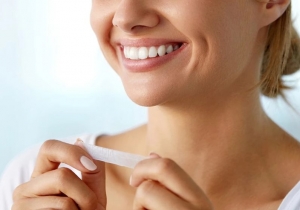 Pros and Cons of Using Teeth Whitening Strips in Dubai