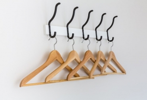 10 Ideas for Decorating with Wooden Hangers