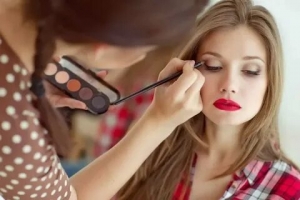 Party Makeup at Home in Lahore – Glamour at Your Doorstep