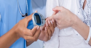 a doctor measuring diabetic sugar level of her patient