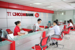 Giao dịch viên Techcomabank hướng dẫn khách hàng 