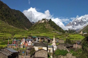 What is the duration of the Tsum Valley trek?