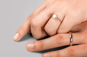 How can I choose the right Moissanite promise ring?