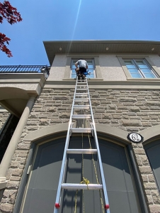 How to Find the Best Commercial Window Cleaning Deals in Markham