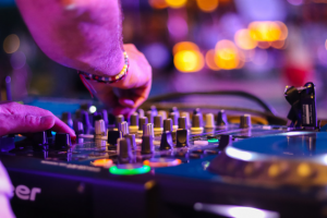 Throw a Unique memorable Party with the Perfect DJ