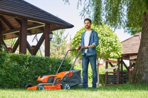 How Lawn Care Maintenance Services Improve Your Lawn