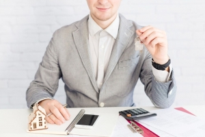 How Can a Real Estate Agent Help You Price Your Home Accurately?