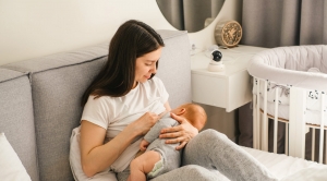 What are the Best Clothing and Accessories for Breastfeeding Moms?