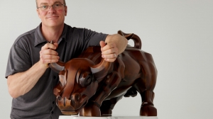 Detailed and Dynamic: Exploring the Craftsmanship of Charging Bull Replicas