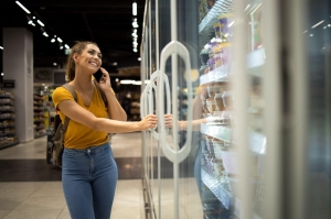 Open vs. Closed Display Cases: Which is Right for Your Business?