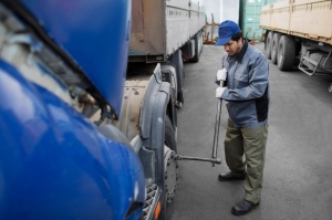 Choosing the Right Safety Props for Different Types of Trucks