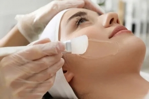 Why Chemical Peeling is a Popular Choice for Skin Rejuvenation in Dubai