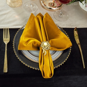 4 Table Setting Essentials That Bring Together Any Holiday Event 