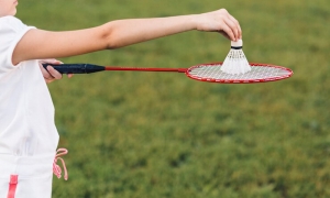 Understanding Court Surface Differences: Indoor vs Outdoor Badminton