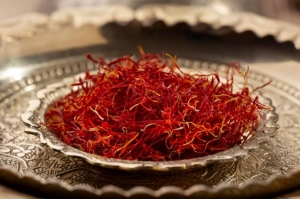 What is the method of preserving saffron threads for the longest possible period??