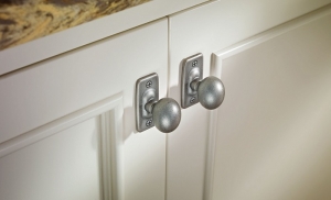 What Are the Differences Between Drawer Pulls and Knobs