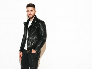 What to wear with a leather jacket for men