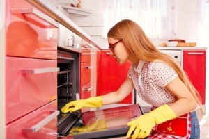 Keeping Your Oven Spotless: Why Liverpool Professional Cleaners Are Better than DIY