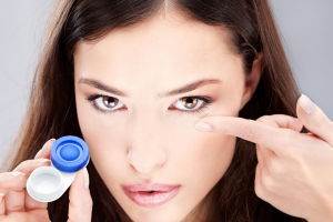 Choosing the Right Monthly Contact Lenses for Sensitive Eyes