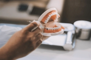 Implant-Supported Dentures vs. Traditional Dentures: Which is Right for You?