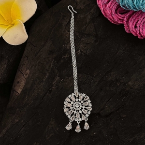 6 Elegant Tips for Styling a Sterling Silver Maang Tikka