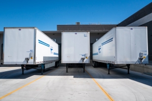 Benefits of Using a Trucking Service to Move