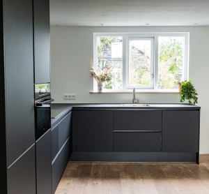 Are Black Kitchen Cabinets the Perfect Choice for Your New Kitchen?