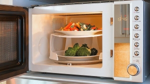 Revolutionizing Quick Meals: The Magic of Microwave Oven Technology