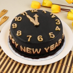 Celebrate the New Year with Delicious New Year Cake and Thoughtful Gifts