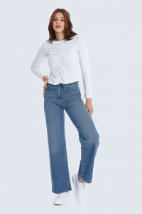 From Work to Weekend: Versatile Hourglass Jeans Outfit Ideas