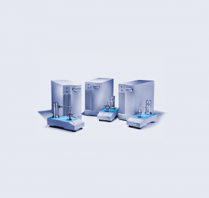 How is flow porometry used to measure pore size distribution?