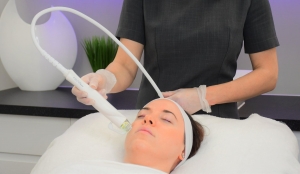Why Fractional RF Microneedling Is Dubai’s Top Pick for Skin Tightening