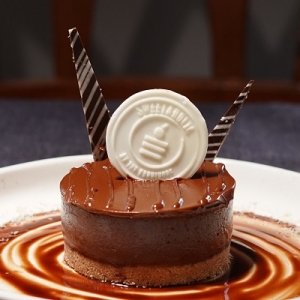 The Ultimate Guide to Layering Cakes with Different Flavors