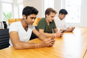 How Bulk SMS Gateway Services Simplify Global Communication